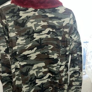 Camo jacket with fur detail